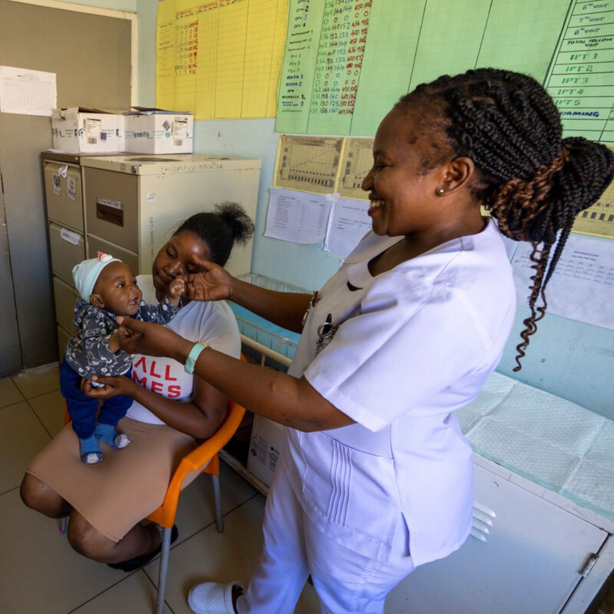 Moeder en baby krijgen medische zorg