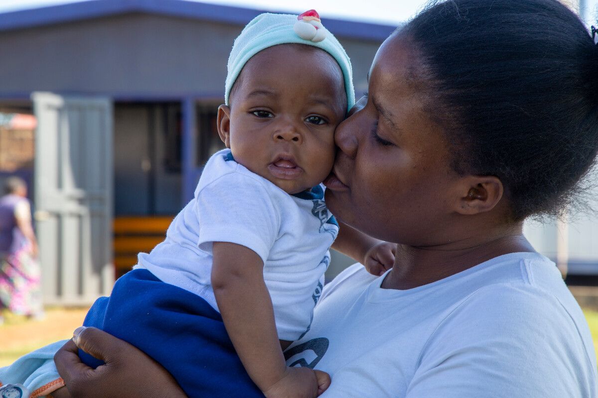 Moeder met baby die medische zorg nodig hebben