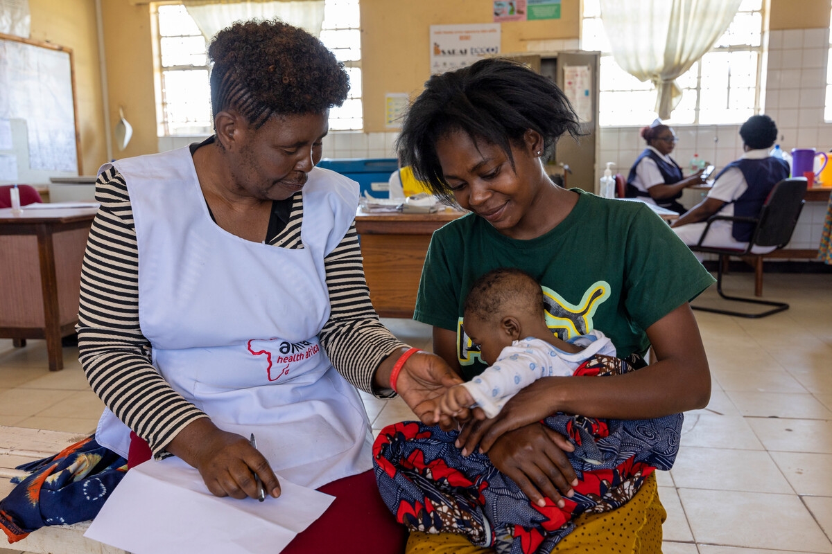 Moeder en kind bij zorgverlener Josephine