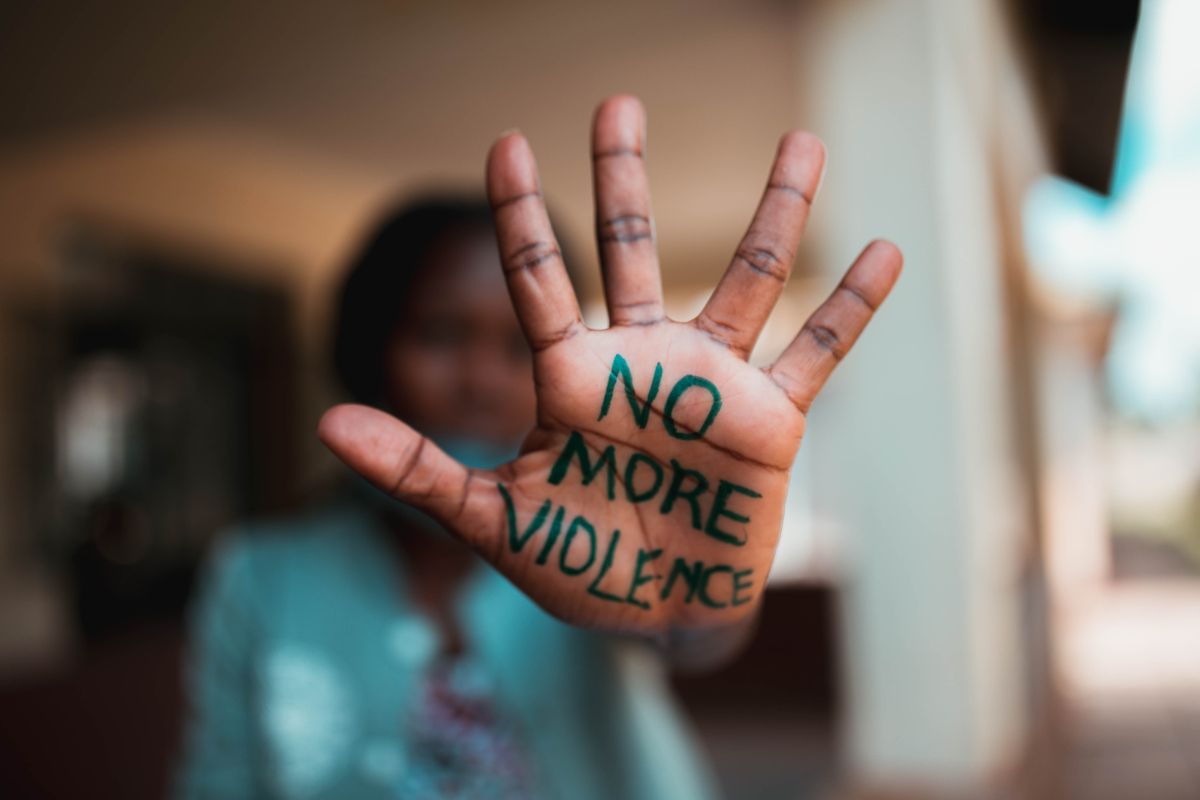 Meisje laat haar hand zien waarop staat 'No More Violence'