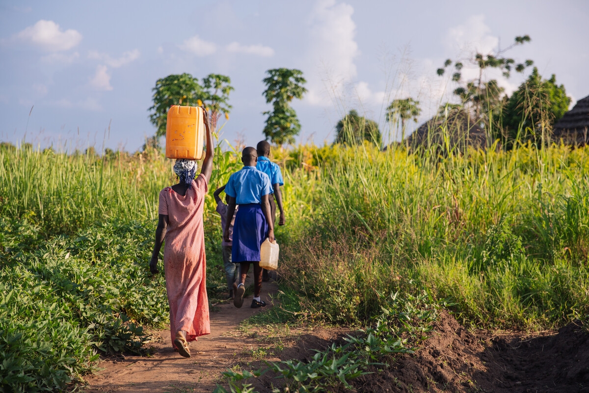 Meisjes en vrouwen halen water