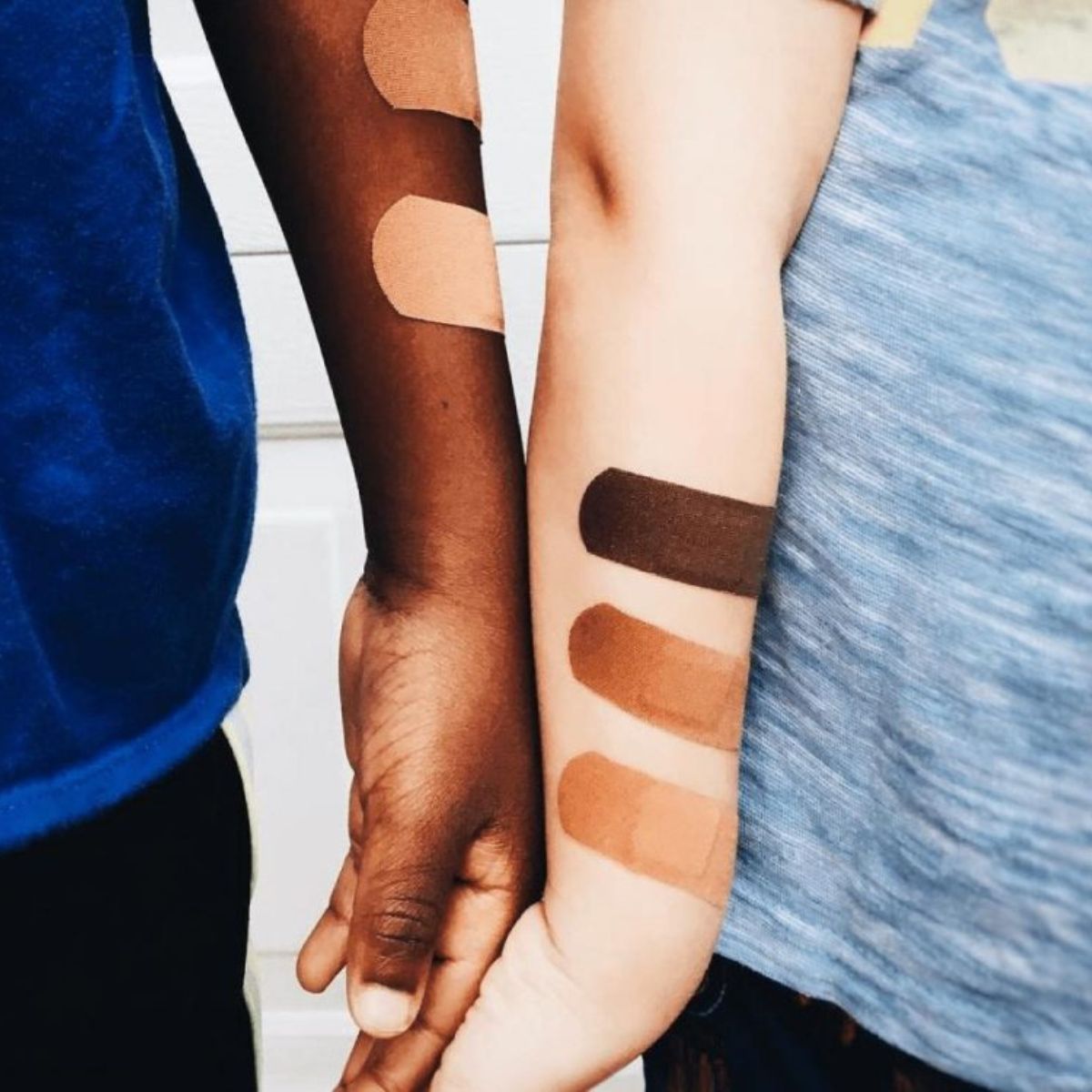 Pleisters in verschillende huidskleuren