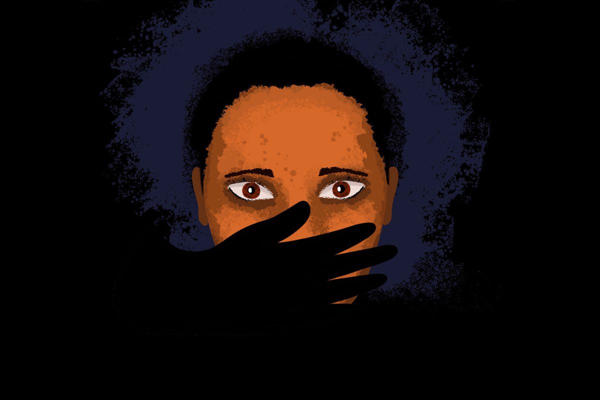 Meisje met hand voor haar mond