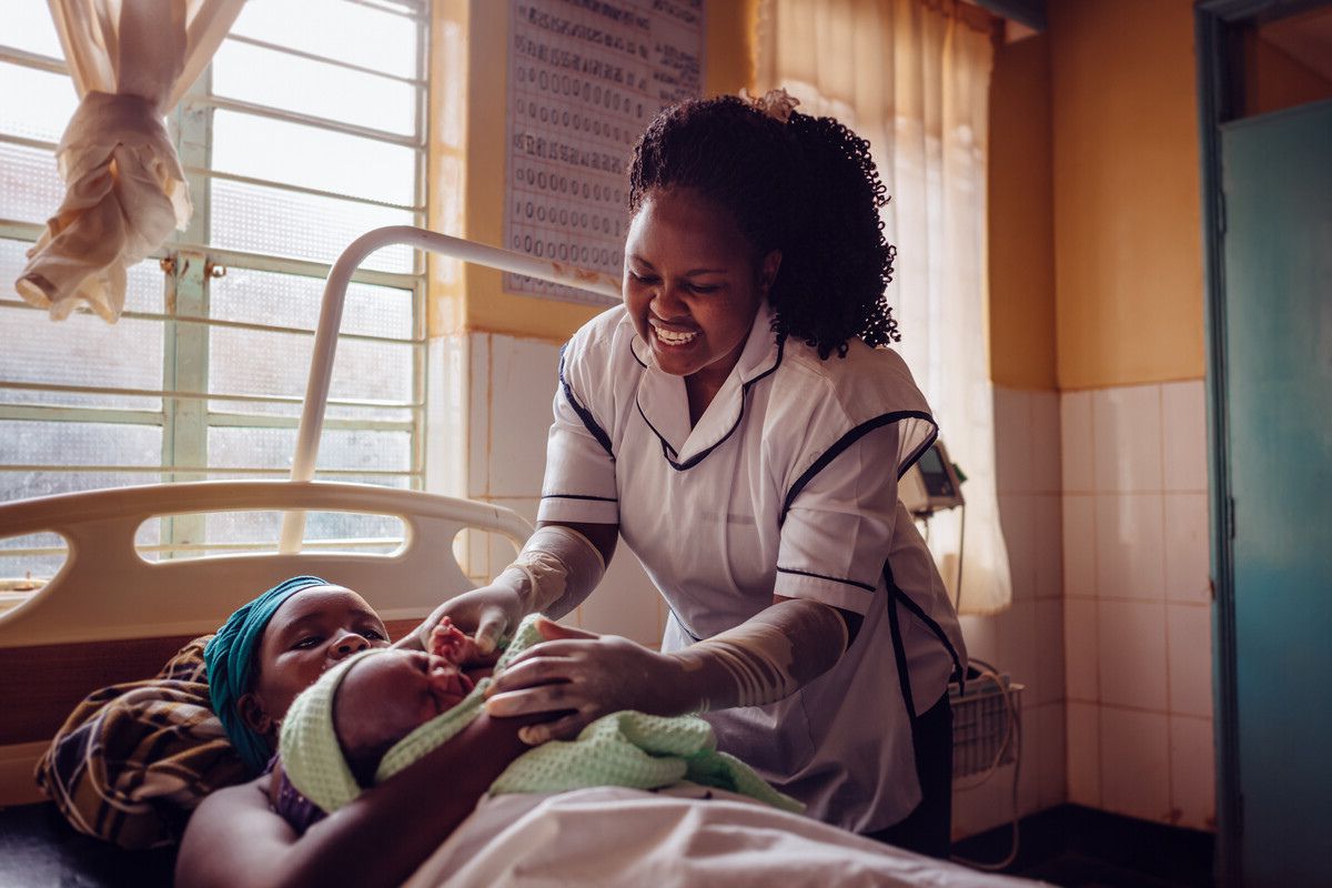 Zorgverlener Jemimah tijdens haar werk