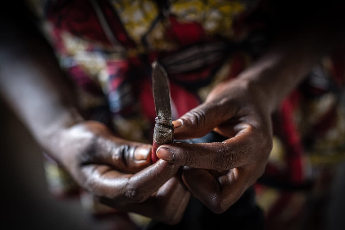 Vrouw in Senegal met zakmes waarmee besnijdenissen werden uitgevoerd