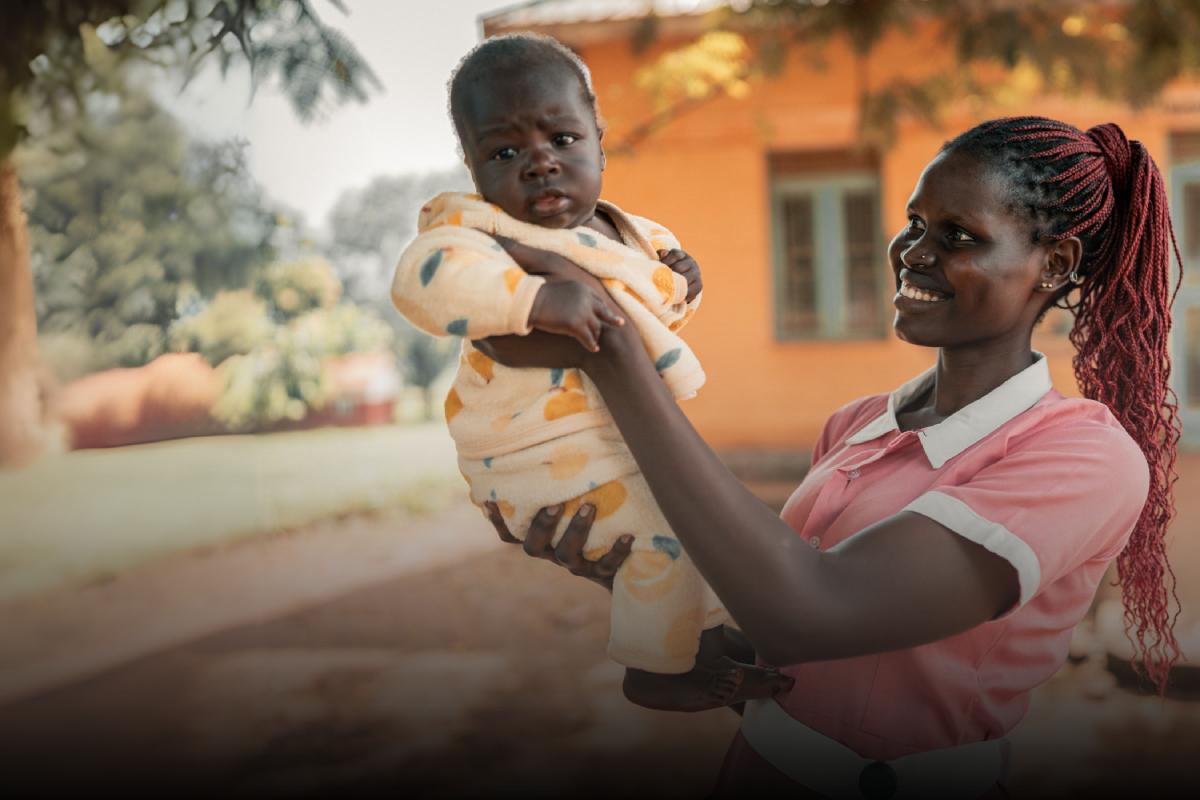 Zorgverlener met gezonde baby