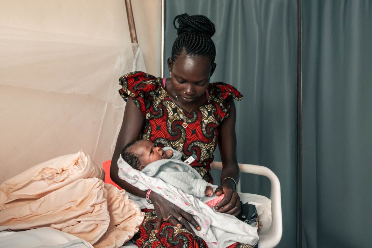 moeder met pasgeboren baby in zuid-soedan