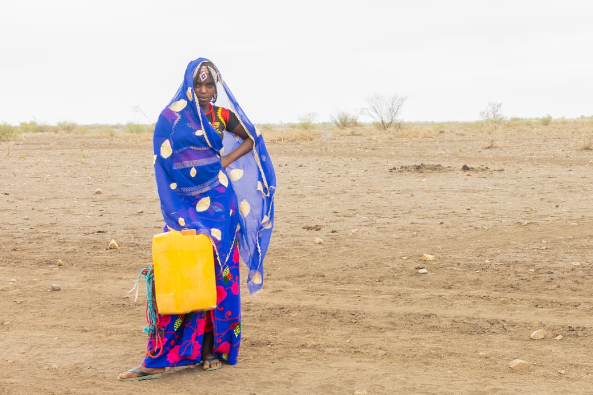 Udima haalt water met een jerrycan
