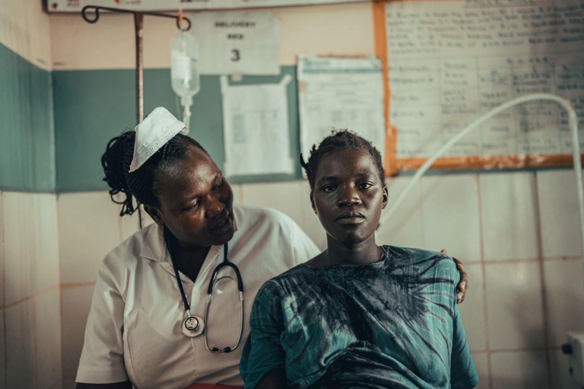 Verloskundige Ruth in Zuid-Soedan met zwangere vrouw